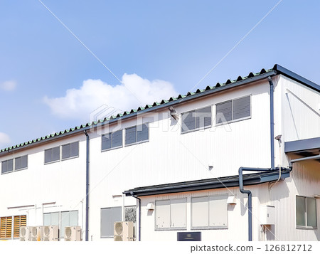 工廠外觀為白色，天空為藍色 126812712