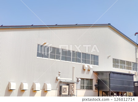 工廠外觀為白色，天空為藍色 126812714