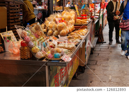 台南安平老街繁忙的購物街和紀念品商店 台南安平老街繁忙的購物街和紀念品商店 126812893