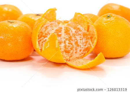 Arita mandarin oranges, peeled, white stripes, light background, Wakayama prefecture Arita mandarin oranges, peeled, white stripes, light background, Wakayama prefecture 126813319