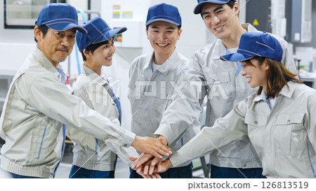 工廠裡一群工人站成一個圈 126813519