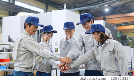 工廠裡一群工人站成一個圈 126813524