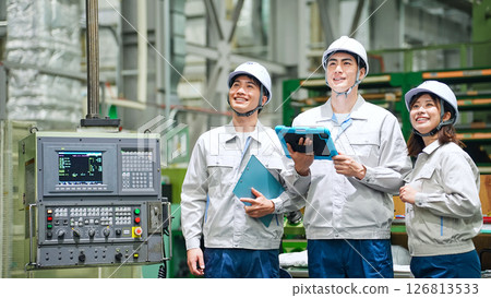 一群工人在工廠工作 一群工人在工廠工作 126813533