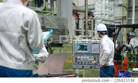 一群工人在工廠工作 一群工人在工廠工作 126813536