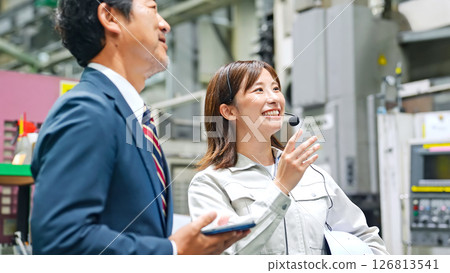 一名男商人和一名女工人視察工廠 一名男商人和一名女工人視察工廠 126813541