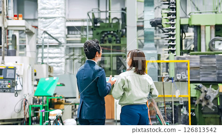 一名男商人和一名女工人視察工廠 一名男商人和一名女工人視察工廠 126813542