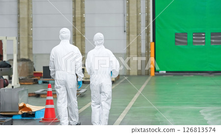 穿著防護衣的男女工人穿過工廠的背影 126813574