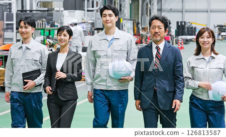 一群工人走過工廠 一群工人走過工廠 126813587