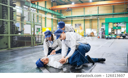 一名女工救出一名在工廠倒下的工人 126813607