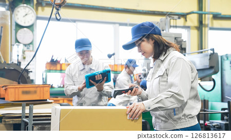 一群工人在工廠工作 126813617