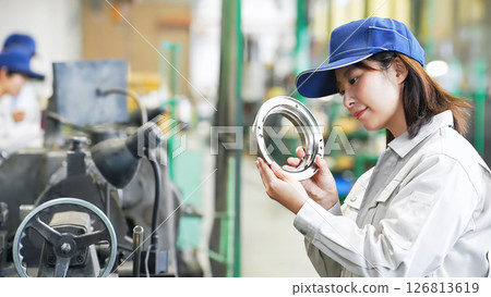 一群工人在工廠工作 一群工人在工廠工作 126813619