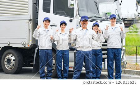 一群工人在卡車前揮舞拳頭 一群工人在卡車前揮舞拳頭 126813625