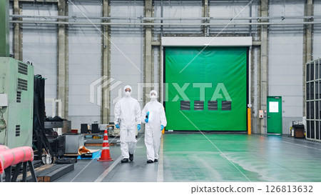 穿著防護衣的男女工人穿過工廠 126813632