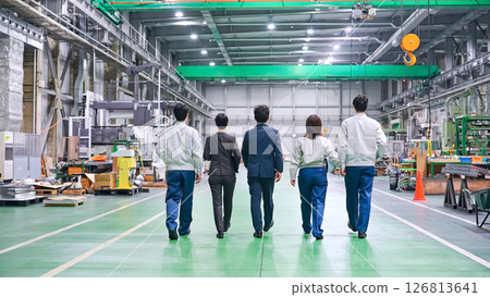 一群工人走過工廠 126813641