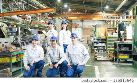 一群工人在工廠排隊 一群工人在工廠排隊 126813646