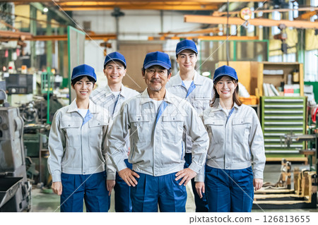 Group photo of a group of workers in a factory 126813655