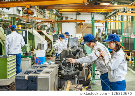一群工人在工廠操作工具機 126813670