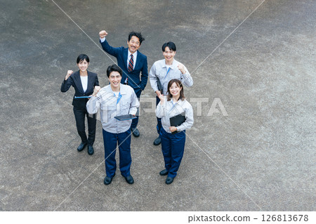 公司員工在戶外合影 126813678