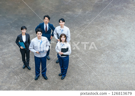 公司員工在戶外合影 126813679