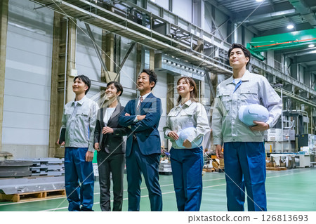 一群工人站在工廠裡 一群工人站在工廠裡 126813693