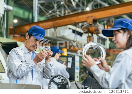 一群工人在工廠檢查產品 一群工人在工廠檢查產品 126813711