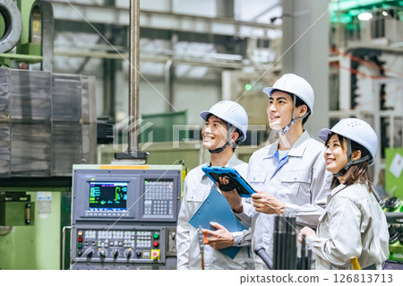 一群工人在工廠工作 126813713