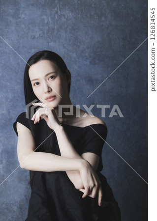 一位身穿黑色露肩裝的女士 126814545