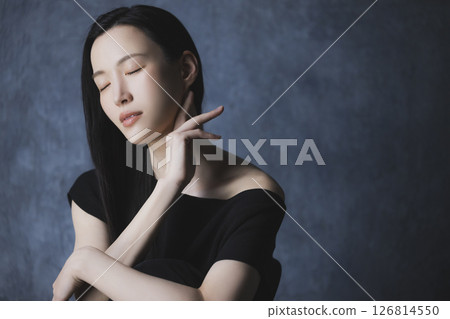 一位身穿黑色露肩裝的女士 一位身穿黑色露肩裝的女士 126814550