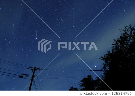 滿天星斗的天空和流星 滿天星斗的天空和流星 126814795