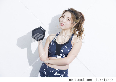 婦女在啞鈴訓練 婦女在啞鈴訓練 126814882