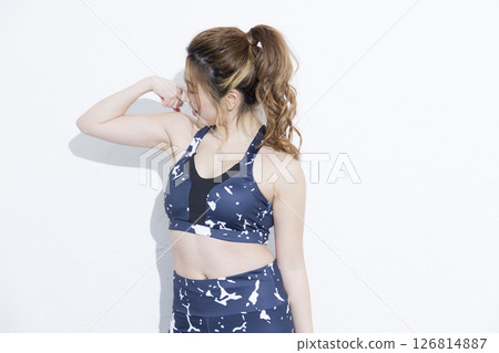 婦女在啞鈴訓練 126814887