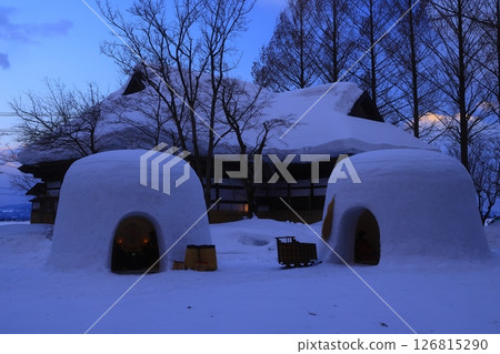 白雪覆蓋的老房子和雪屋 126815290