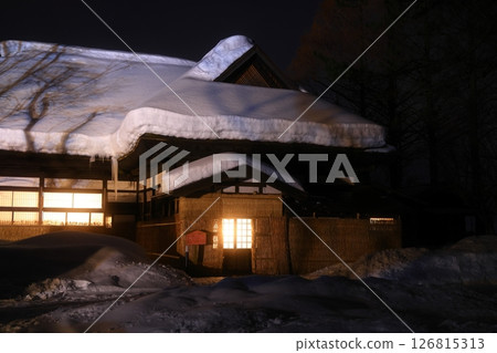 白雪覆蓋的老房子和雪屋 白雪覆蓋的老房子和雪屋 126815313