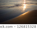 沙灘在夕陽下閃閃發光 126815328