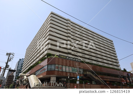[Osaka Prefecture] "Uehonmachi Hi-Hi Town" in front of Uehonmachi Station in Osaka 126815419