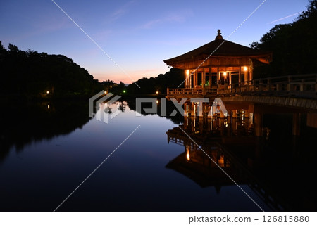 Ukimido Hall in the evening and the light reflected on the lake surface 126815880