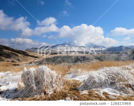 Mt. Nakadake in winter (Mt. Aso, Kumamoto Prefecture) Mt. Nakadake in winter (Mt. Aso, Kumamoto Prefecture) 126815969