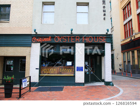 Original Oyster House Welcomes Diners in the City of Pittsburgh 126816594