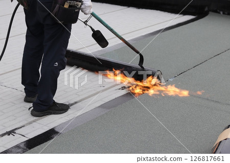 第二層瀝青板在加熱的同時進行黏合。 第二層瀝青板在加熱的同時進行黏合。 126817661