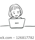 女孩用筆記型電腦學習 126817782