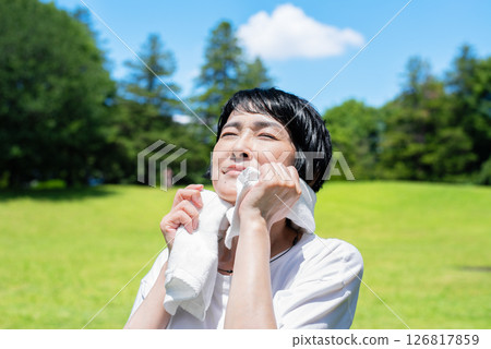 公園裡，中年婦女用白毛巾擦汗 126817859