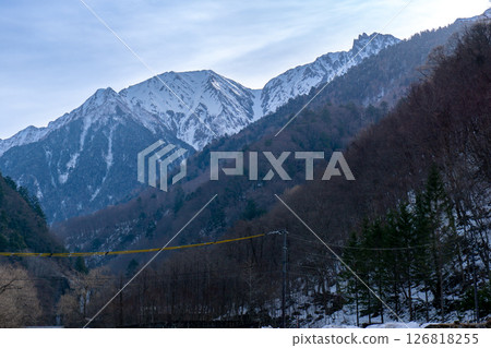 從新穗高溫泉仰望奧穗高山和唐澤山。雪季攀登西穗高公和獨儐。 126818255