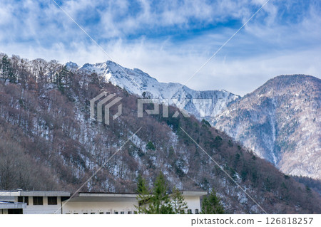 The summit of Mt. Yakedake seen from Shinhotaka Onsen. Climbing Mt. Dokubetsu in the snowy season at Nishihotakadake 126818257