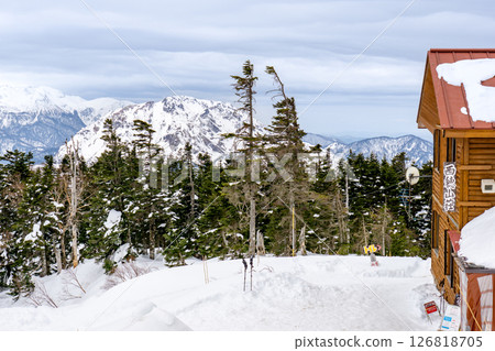 從殘雪的西保山莊眺望燒岳。在剩餘的雪季攀登獨別山 從殘雪的西保山莊眺望燒岳。在剩餘的雪季攀登獨別山 126818705