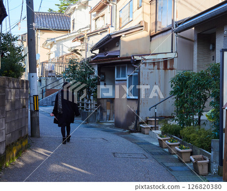 Scenery of old town buildings in Higashichaya, a tourist attraction in Kanazawa city Scenery of old town buildings in Higashichaya, a tourist attraction in Kanazawa city 126820380