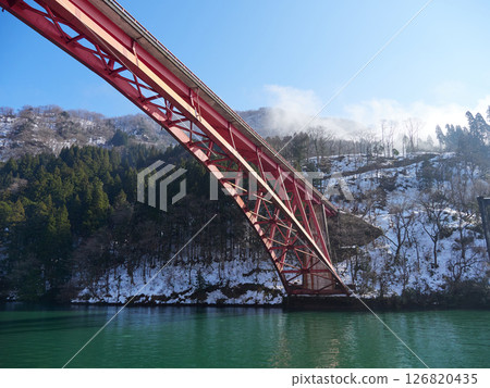Snowy mountain scenery seen from a sightseeing boat on a winter morning in Shogawa Gorge 126820435