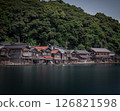 寧靜湖畔的船屋 126821598
