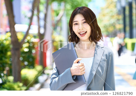 Stylish business woman commuting 126821790