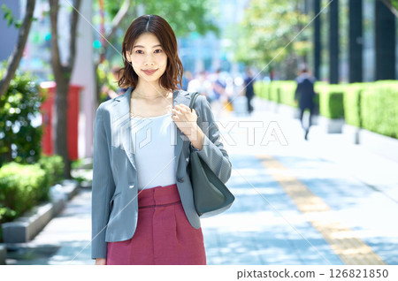 時尚的商務女性通勤 時尚的商務女性通勤 126821850