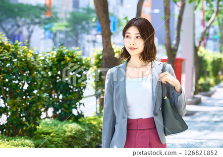Stylish business woman commuting 126821852